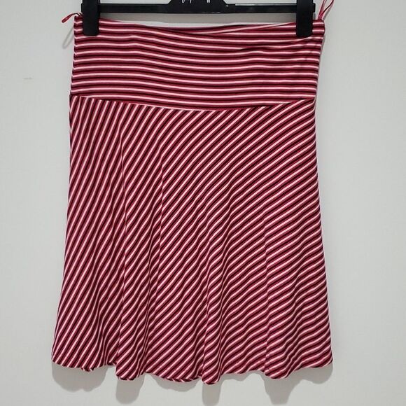 H&M red black white 30" Waist skirt - Picture 3 of 6